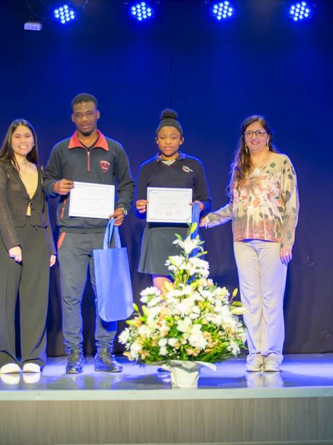 Un grupo de estudiantes sonrientes recibe certificados en un evento en Talca.