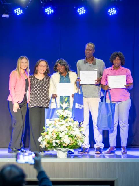 Entrega de certificados a graduados de un programa de español en Chile.