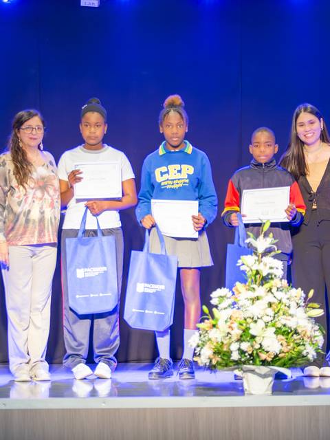 Estudiantes de un programa reciben reconocimiento en un evento en Talca.