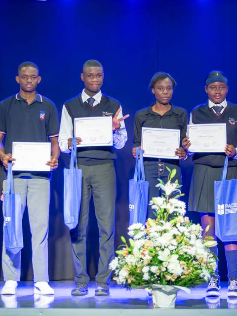 Un grupo de estudiantes orgullosos mostrando sus certificados en un evento en Talca.