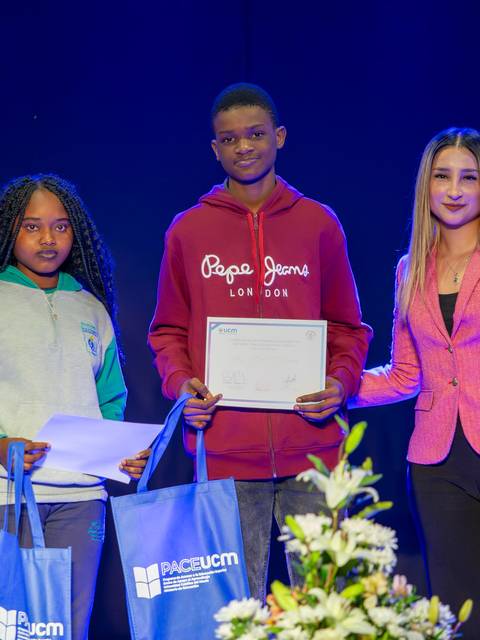 Un grupo de jóvenes recibe un reconocimiento en un evento educativo.