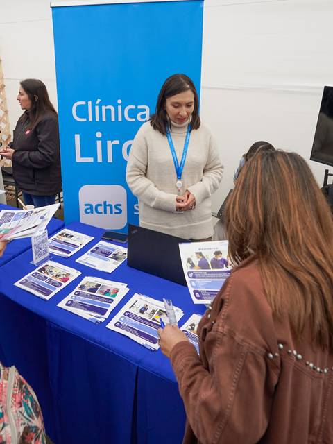 Una feria de salud donde la Clínica Lircay presenta información a los asistentes.