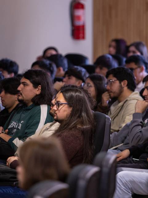 Un grupo de jóvenes escuchando atentamente una charla.