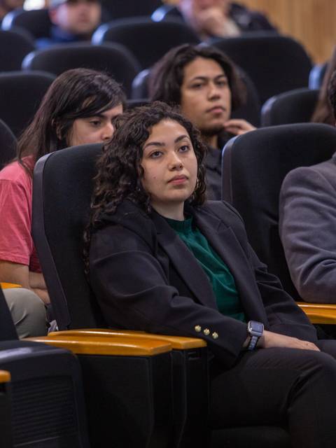 Un grupo de personas escuchando atentamente en una conferencia.