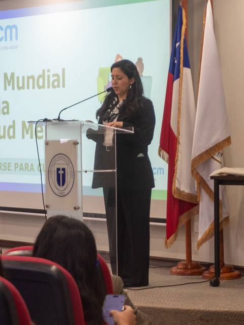Una mujer da un discurso en un evento con motivo del Día Mundial de la Salud Mental.