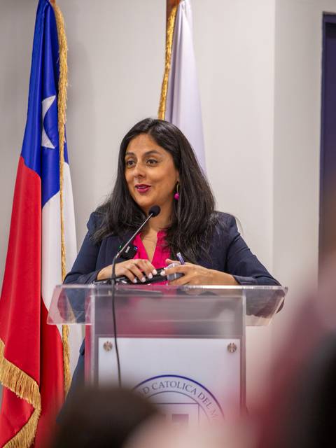 Una mujer chilena da una charla en un evento educativo.