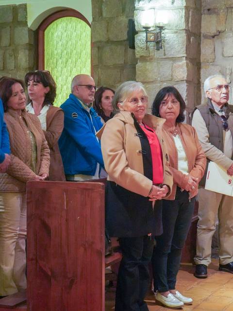 Un grupo de personas asistiendo a un servicio en una iglesia.