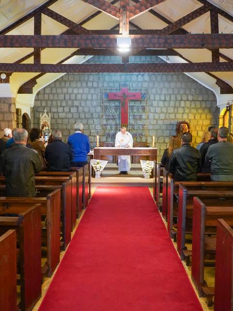 Una misa con feligreses en una capilla chilena.