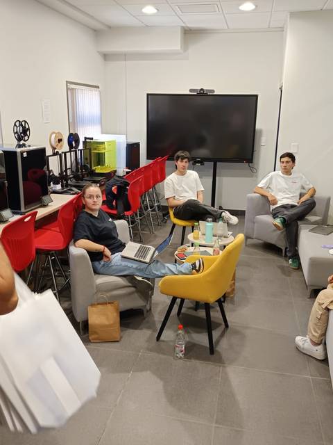 Un grupo de jóvenes conversando en una sala moderna.