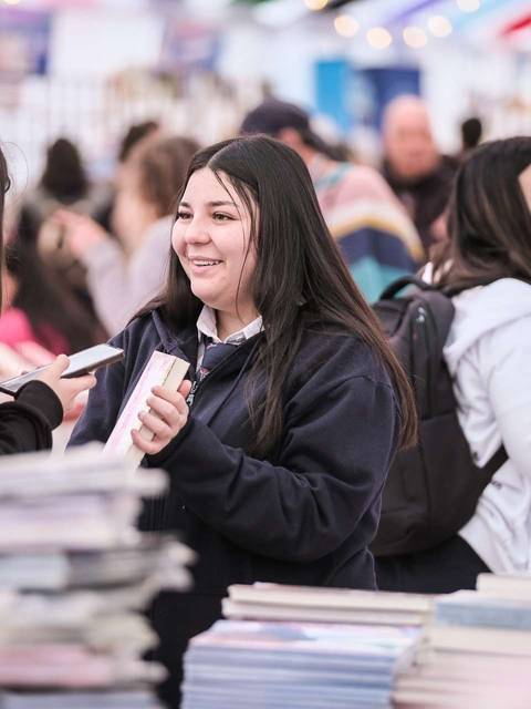 Un grupo de jóvenes interactuando en una feria del libro en Chile.