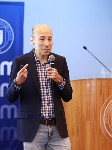 Un hombre está presentando en un evento de la UCM.