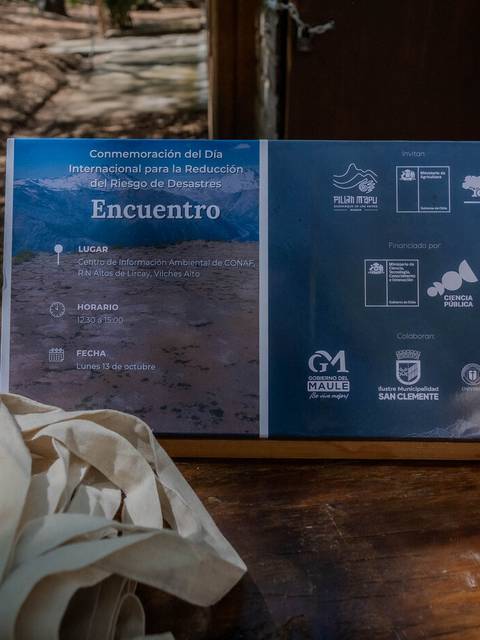 Panel informativo sobre la conmemoración del Día Internacional para la Reducción del Riesgo de Desastres en un entorno natural.