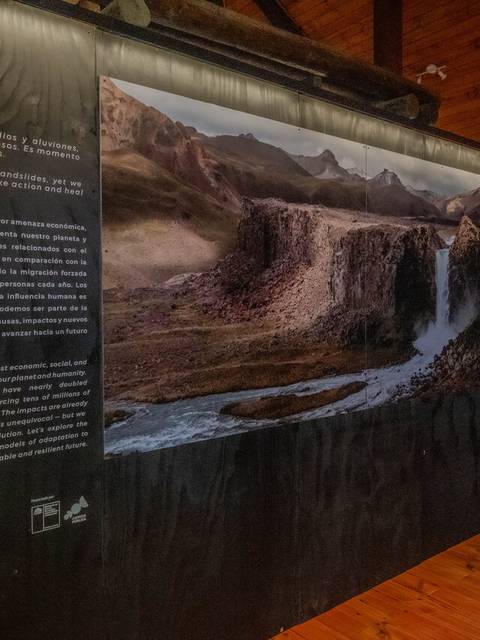 Un visitante observa una exposición sobre el clima y la crisis ambiental en un museo.