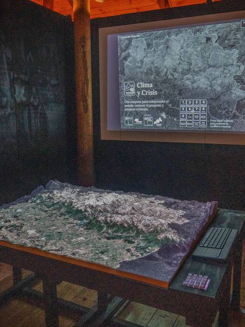 Una mesa de trabajo con un mapa y una pantalla que muestra información sobre la crisis en China.
