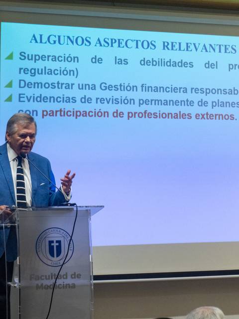 Un profesor expone sobre aspectos relevantes en una presentación en la Facultad de Medicina.