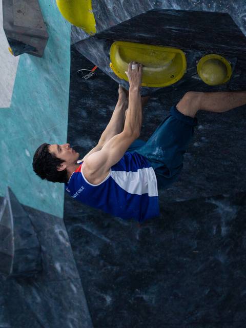 Un escalador en plena acción en una boulder indoor en Chile.