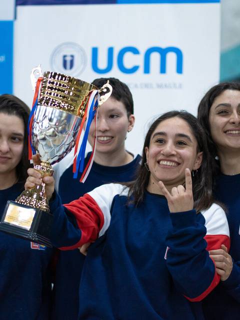 Un grupo de chicas felices celebra con un trofeo tras ganar un campeonato.