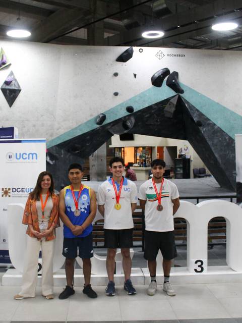 Un grupo de jóvenes deportistas sonríen tras recibir medallas en una competencia de escalada.