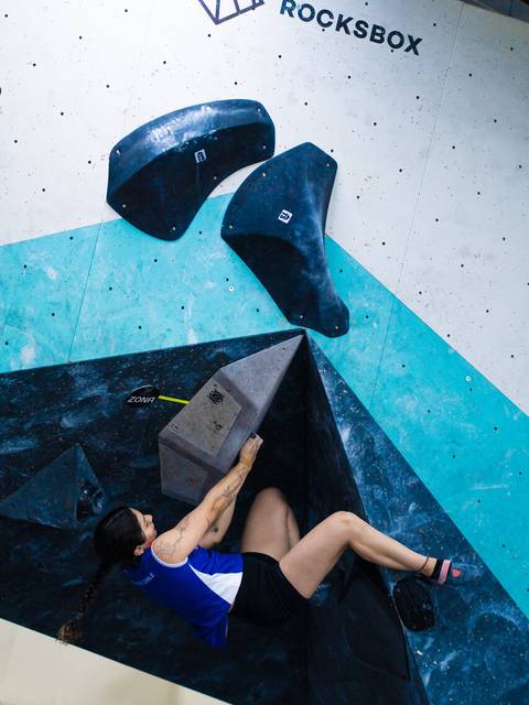Una escaladora en un muro de boulder en Rocksbox.