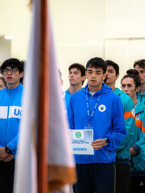 Un grupo de jóvenes deportistas chilenos en una ceremonia de premiación.