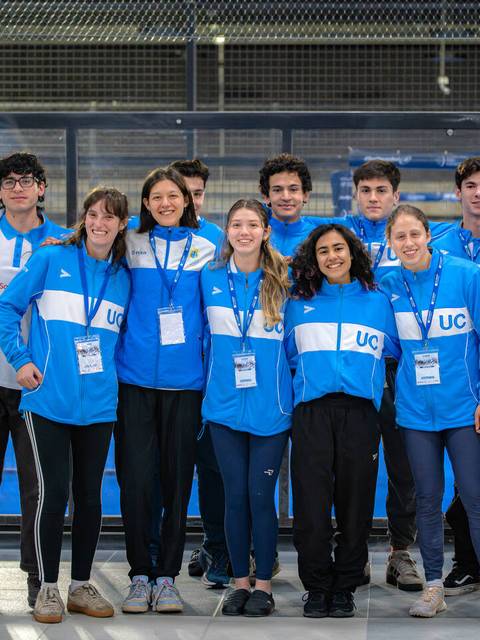 Grupo de jóvenes deportistas con uniformes de la UC posando para la foto.