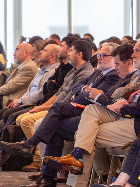Un grupo de personas atentas en un evento o conferencia.