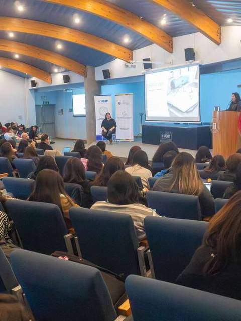 Una gran audiencia atenta en una charla en un auditorio chileno.