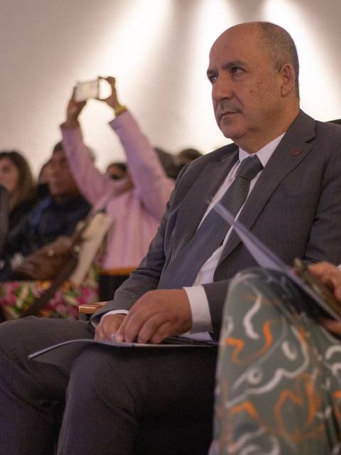 Un grupo de personas atentas en una conferencia o charla.