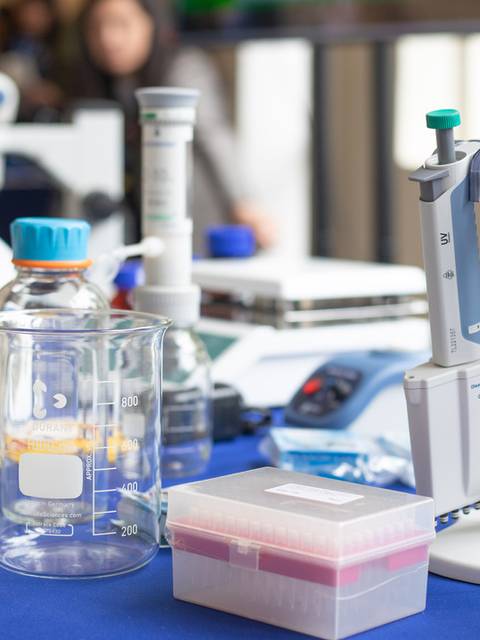 Mesa repleta de equipamiento de laboratorio listo para experimentos.