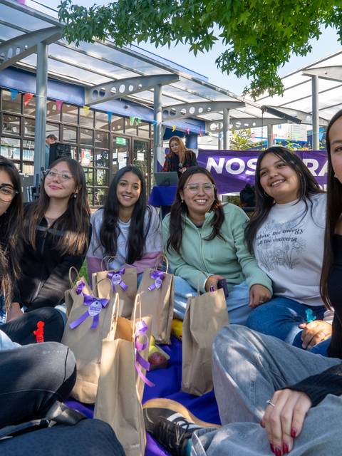 Un grupo de amigas disfrutan de un día al aire libre en un ambiente festivo.
