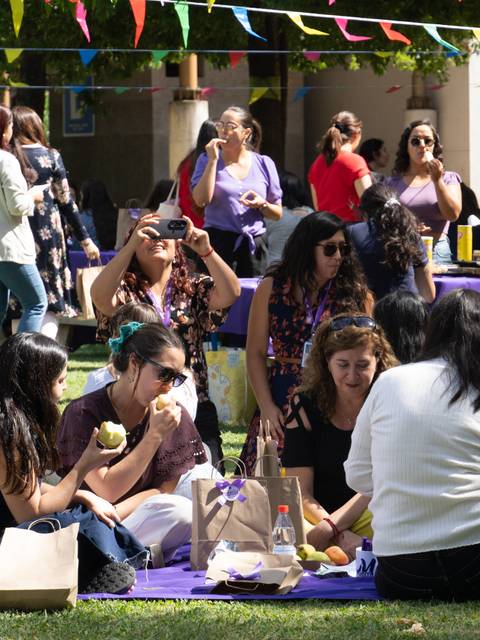 Un grupo de mujeres disfrutando de un picnic en el parque.