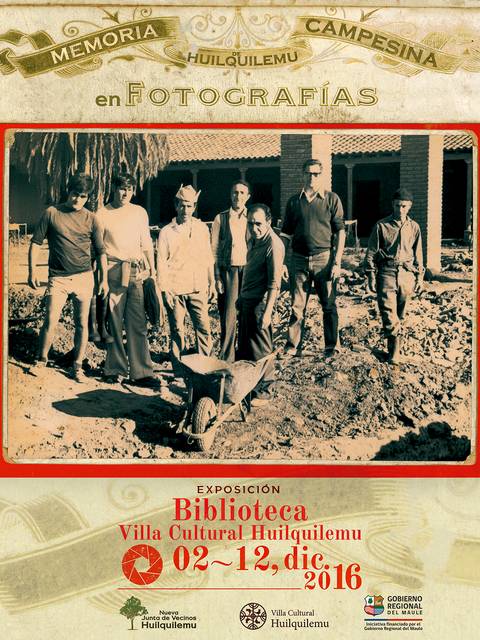 Un grupo de seis hombres posan junto a una carretilla en lo que parece ser una construcción, en el contexto de una exposición sobre la memoria campesina en Huilquilemu.