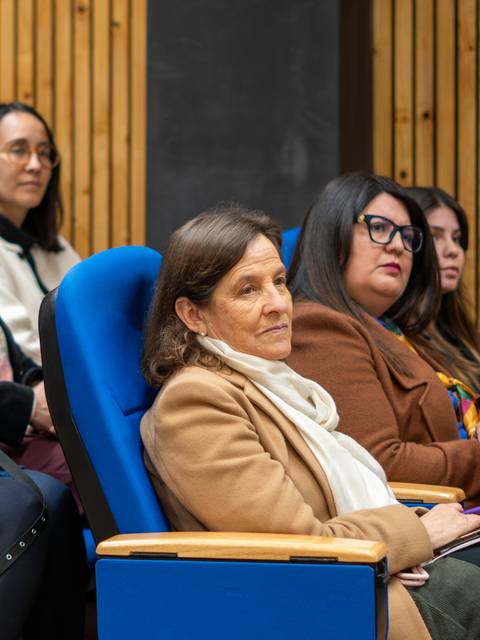 Un grupo de mujeres atentas en una charla o seminario.