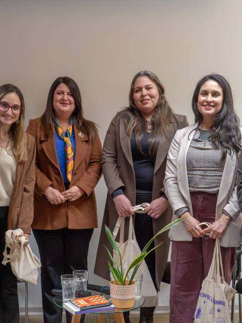 Un grupo de seis mujeres posando juntas en un evento.