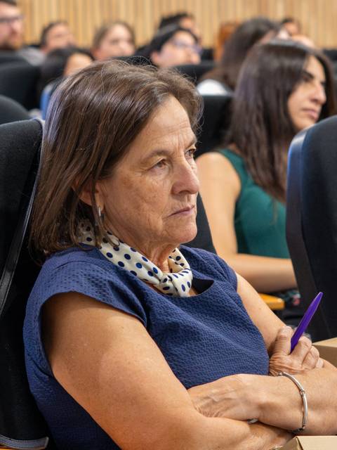 Mujer observando atentamente en un seminario.