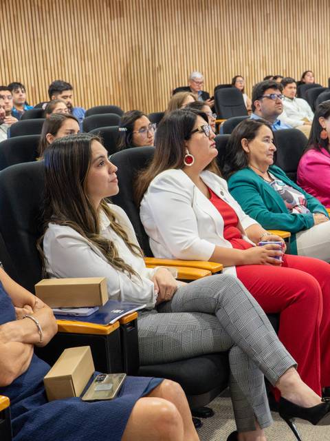 Una audiencia atenta en un evento académico en Chile.