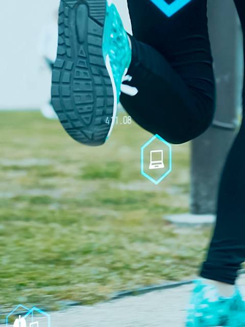 Una persona corre mientras se visualizan iconos tecnológicos a su alrededor.