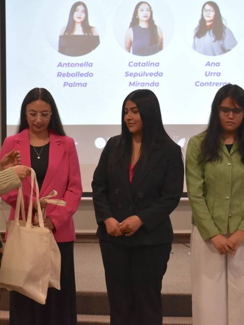 Un grupo de mujeres recibe un reconocimiento en un evento institucional.