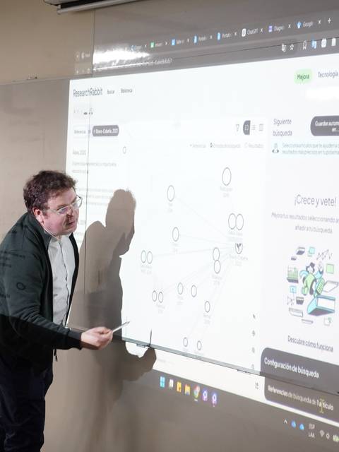 Un profe está explicando un tema en una pizarra interactiva.