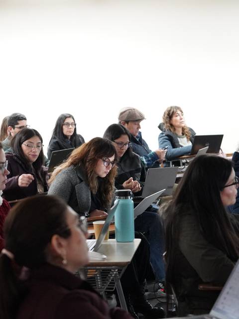 Un grupo de estudiantes prestando atención en una sala de clases.