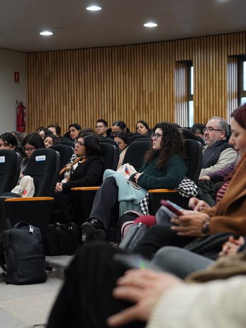 Una audiencia atenta en un salón de clases durante una charla.