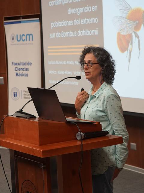 Una mujer presenta su investigación sobre las poblaciones de abejas en una charla académica.