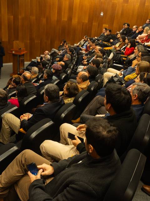 Un auditorio lleno de personas escuchando a un expositor.