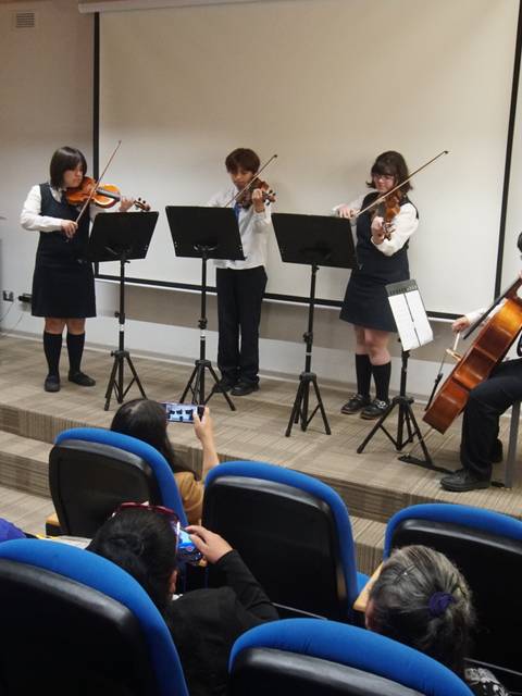 Un grupo de estudiantes tocando música clásica en un evento.