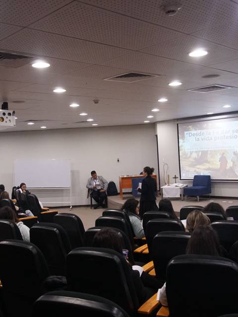 Una sala de conferencias llena de gente escuchando a un presentador en Chile.