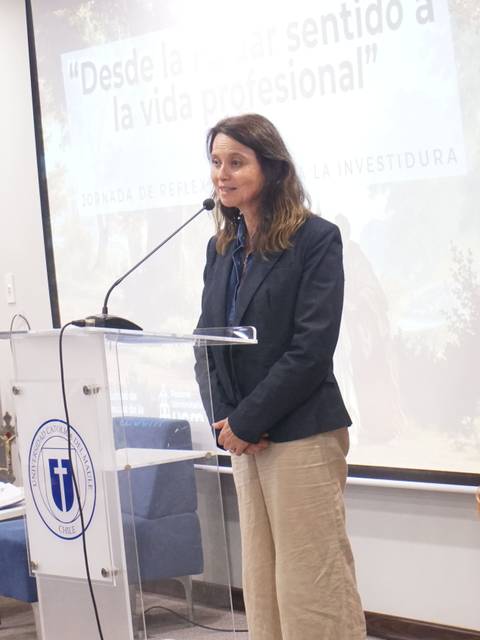 Una mujer está dando un discurso en una conferencia en Chile.
