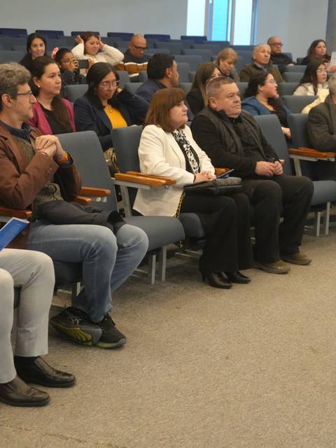 Un grupo de personas en una sala asistiendo a un evento con atención.
