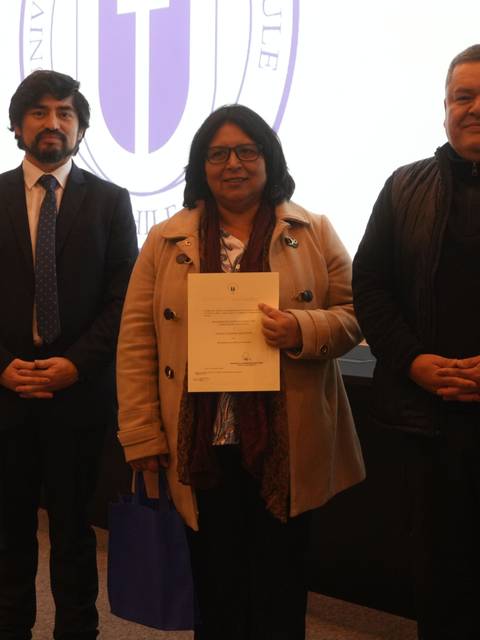 Entrega de certificados en un evento académico en Chile.