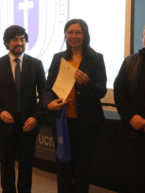 Una ceremonia de entrega de un reconocimiento en la UCN.