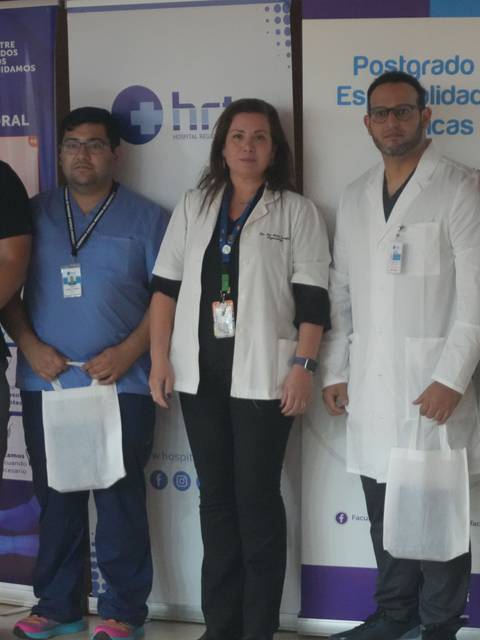 Un grupo de profesionales de la salud posando con bolsas en un evento en Chile.